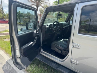 2013 Jeep Wrangler Unlimited Sahara - miniatura 20