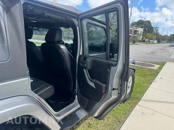 2013 Jeep Wrangler Unlimited Sahara - miniatura 24