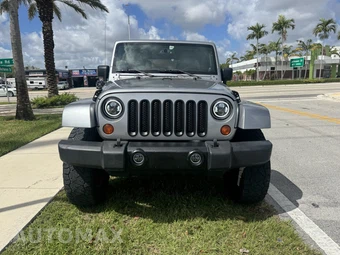 2013 Jeep Wrangler Unlimited Sahara - miniatura 3