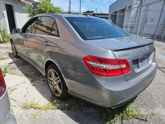 2013 Mercedes-Benz E 350 4MATIC Sedan – miniatura 2