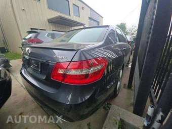 2013 Mercedes-Benz E 550 4MATIC Sedan – miniatura 3