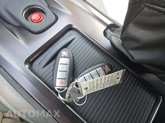 2013 Nissan GT-R Premium - miniatura 8