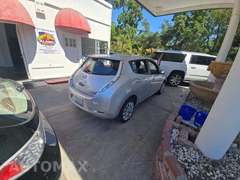 2013 Nissan LEAF S – miniatura 3