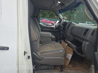 2013 Nissan NV2500 HD Cargo SV Standard Roof 146.1" WB - miniatura 8
