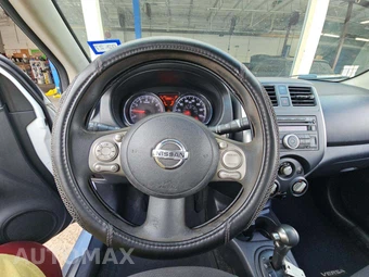 2013 Nissan Versa 1.6 SL – miniatura 10