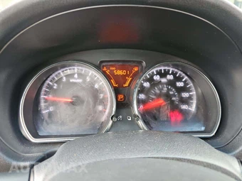 2013 Nissan Versa 1.6 SL – miniatura 9