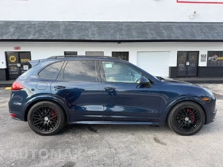 2013 Porsche Cayenne GTS - miniatura 3