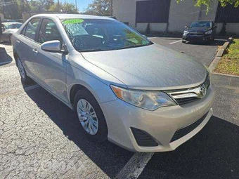 2013 Toyota Camry LE – miniatura 4