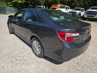 2013 Toyota Camry LE - miniatura 2