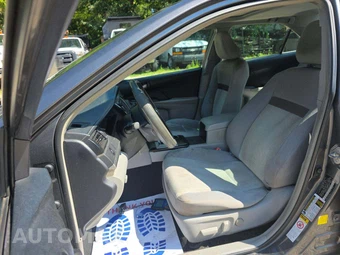 2013 Toyota Camry LE - miniatura 6