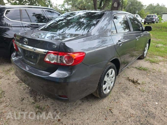 2013 Toyota Corolla LE – miniatura 3