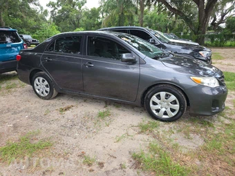 2013 Toyota Corolla LE – miniatura 4