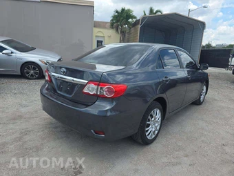 2013 Toyota Corolla LE – miniatura 3