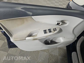 2013 Toyota Corolla LE – miniatura 9