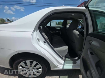 2013 Toyota Corolla LE – miniatura 16