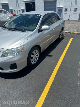 2013 Toyota Corolla LE - miniatura 4