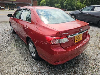 2013 Toyota Corolla LE – miniatura 2