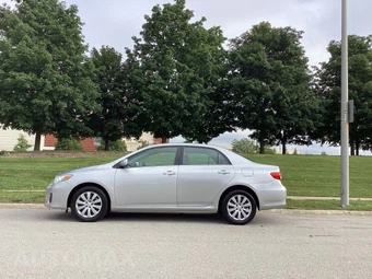 2013 Toyota Corolla LE - miniatura 3