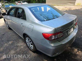 2013 Toyota Corolla LE – miniatura 2