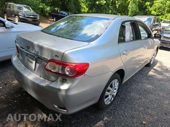 2013 Toyota Corolla LE – miniatura 3