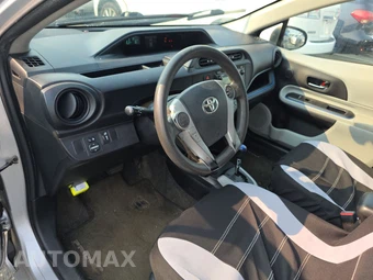 2013 Toyota Prius c Two - miniatura 11
