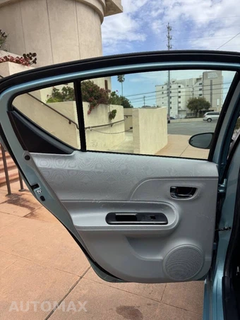2013 Toyota Prius c Two - miniatura 11