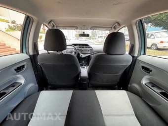 2013 Toyota Prius c Two - miniatura 18