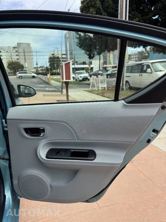 2013 Toyota Prius c Two - miniatura 19