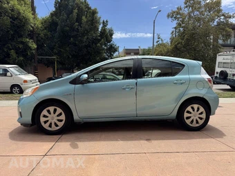 2013 Toyota Prius c Two - miniatura 2