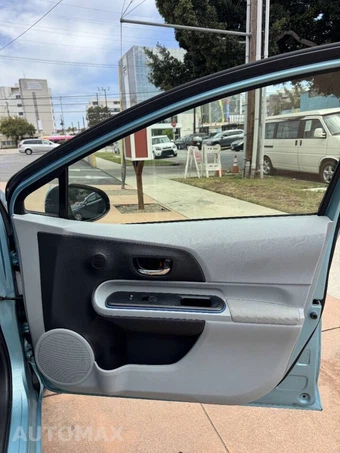 2013 Toyota Prius c Two - miniatura 21