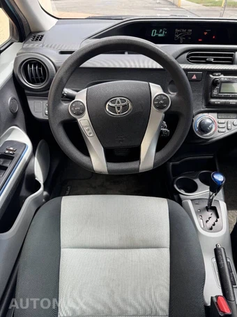 2013 Toyota Prius c Two - miniatura 23