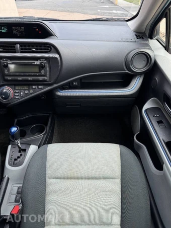 2013 Toyota Prius c Two - miniatura 29