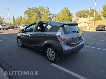 2013 Toyota Prius c Two - miniatura 2