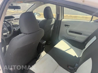 2013 Toyota Prius c Two - miniatura 11
