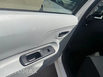 2013 Toyota Prius c Two - miniatura 13