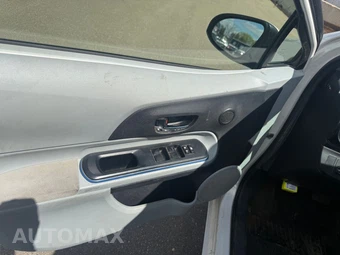 2013 Toyota Prius c Two - miniatura 15