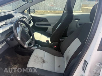 2013 Toyota Prius c Two - miniatura 16