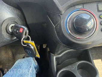 2013 Toyota Prius c Two - miniatura 18