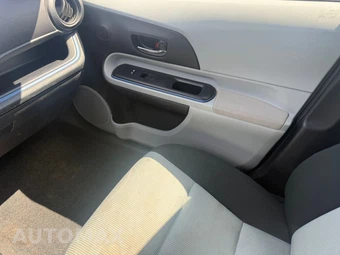 2013 Toyota Prius c Two - miniatura 19