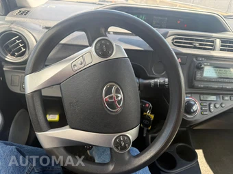2013 Toyota Prius c Two - miniatura 21