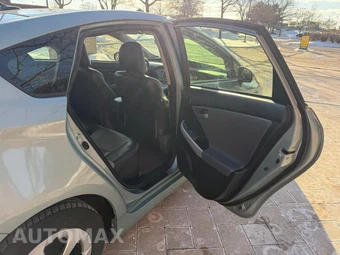 2013 Toyota Prius Four - miniatura 29
