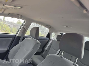 2013 Toyota Prius Two – miniatura 11