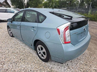 2013 Toyota Prius Two – miniatura 2