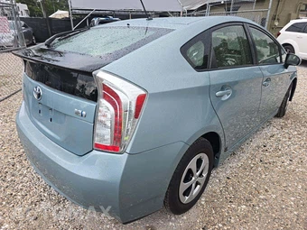 2013 Toyota Prius Two – miniatura 3