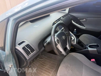 2013 Toyota Prius Two – miniatura 6