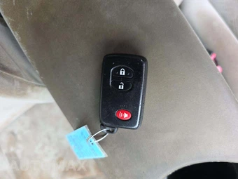 2013 Toyota Prius Two – miniatura 8