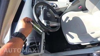 2013 Toyota Prius Two – miniatura 27