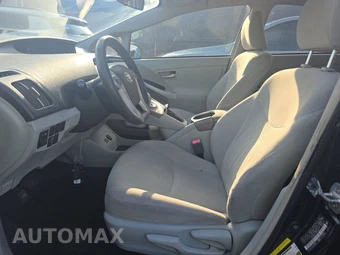 2013 Toyota Prius Two – miniatura 7
