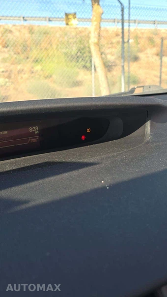 2013 Toyota Prius Two - miniatura 25