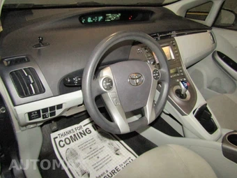 2013 Toyota Prius Two – miniatura 9